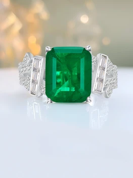Модерен пръстен от сребро 925 проба и с изкуствен изумруд и высокоуглеродистыми диаманти за задълбочено темперамент.