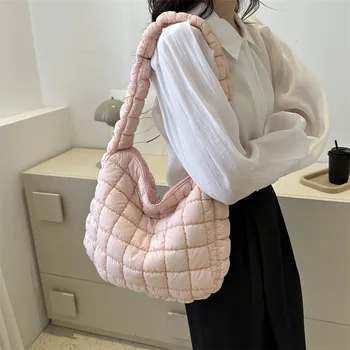 Модни найлонови ватирани изчислителни чанти 2023 г., дамски чанти през рамо с голям капацитет, чанти под мишниците с рюшами, пътна чанта за пазаруване