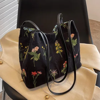 Чанти с бродерия на рамото си голям капацитет за жени 2023 Нови луксозни чанти Моден тренд Текстурная чанта-кофа